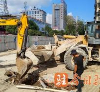 免费看大黑鸡巴操大屁股大逼女人高温下的坚守｜道路建设者用汗水铺就畅通路